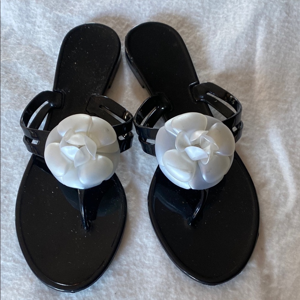 BNWOT Super cool CHANEL Black and White Floral Sandals..